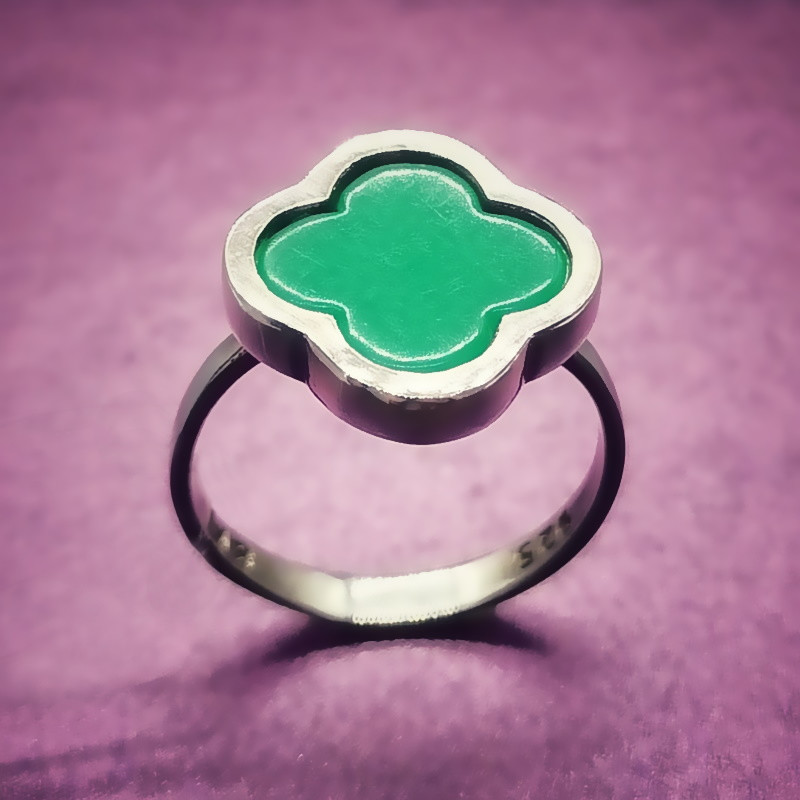 Зеленое кольцо игра. Bellissimo кольцо зеленая эмаль. Зеленое кольцо Мармореал. Кольцо с зеленой эмалью. Кольцо Клевер зеленый.
