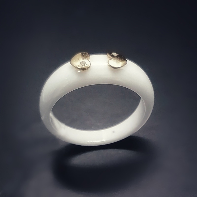 Керамическое кольцо с сердечками из красного золота и бриллиантами -ASKIDA.RU