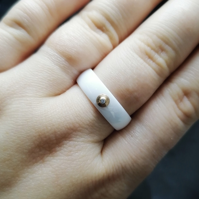 Кольцо из керамики с золотом и бриллиантом в 0.011 карат - ASKIDA.RU